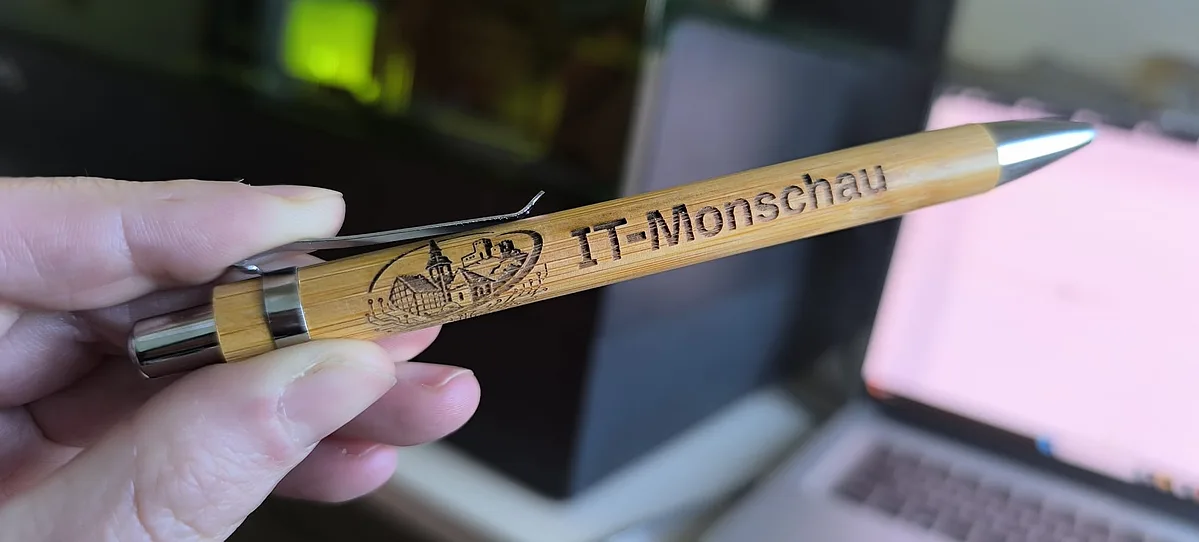 Kugelschreiber aus Bambus mit graviertem IT-Monschau-Schriftzug