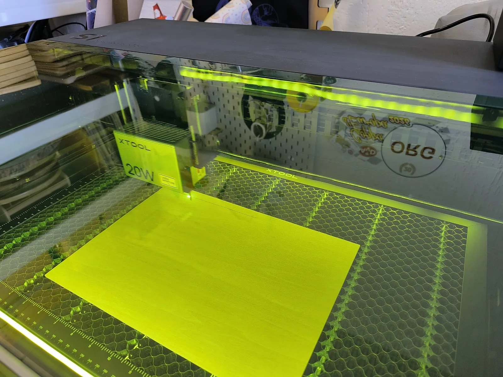 Der eingerichtete Lasergraveur mit Holzplatte auf dem Wabenboden, bereit für die erste Gravur