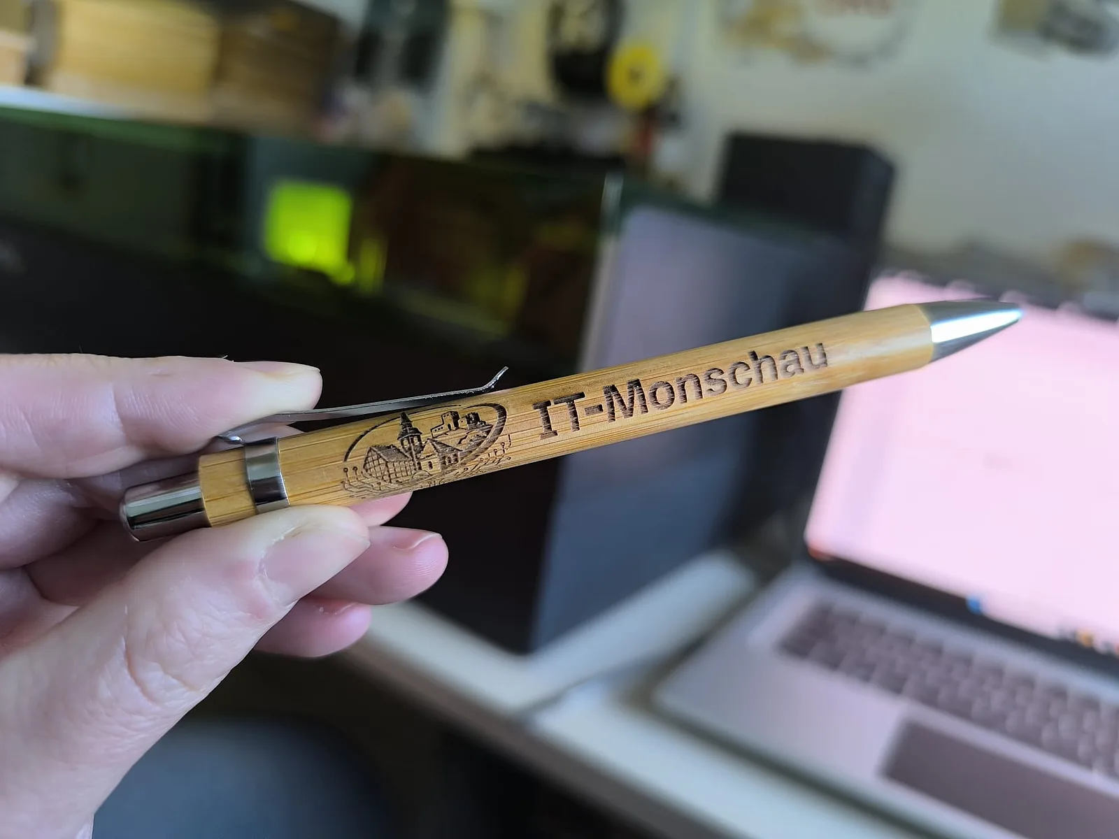 Kugelschreiber aus Bambus mit graviertem IT-Monschau-Schriftzug und Monschau-Motiv