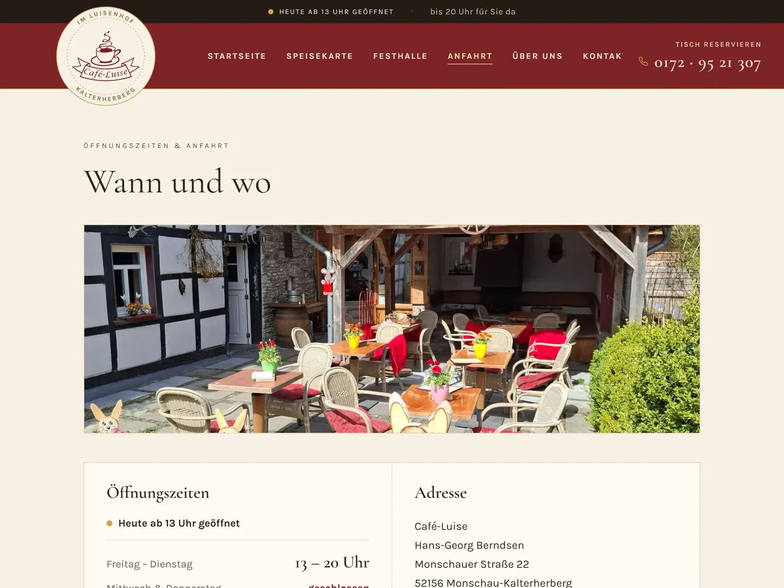 Seite mit Öffnungszeiten und Adresse, darüber ein Foto der Terrasse mit Korbstühlen